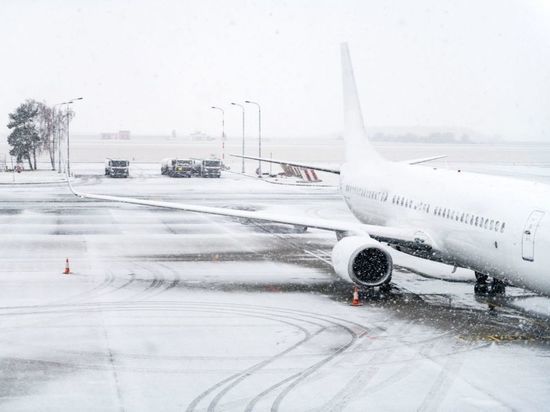 Аэропорт Мурманска снова закрыли из-за снежной бури