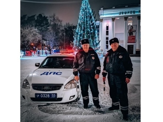 В Брянске сотрудники ДПС помогли женщине на дороге