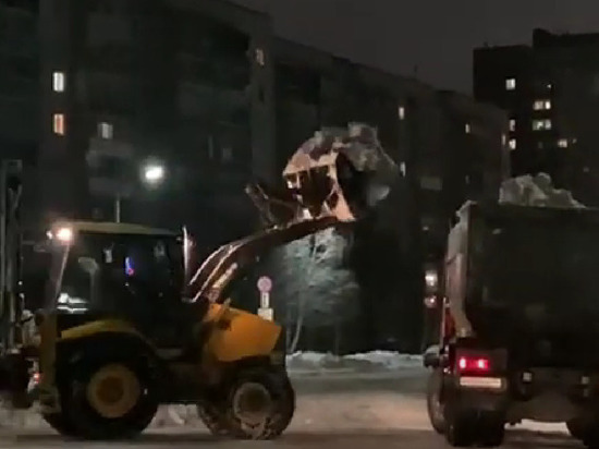 Подрядчики сегодня ночью снова вывозили снег с улиц Петрозаводска