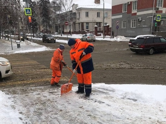На расчистку Белгорода от снега вышли около тысячи сотрудников коммунальных служб