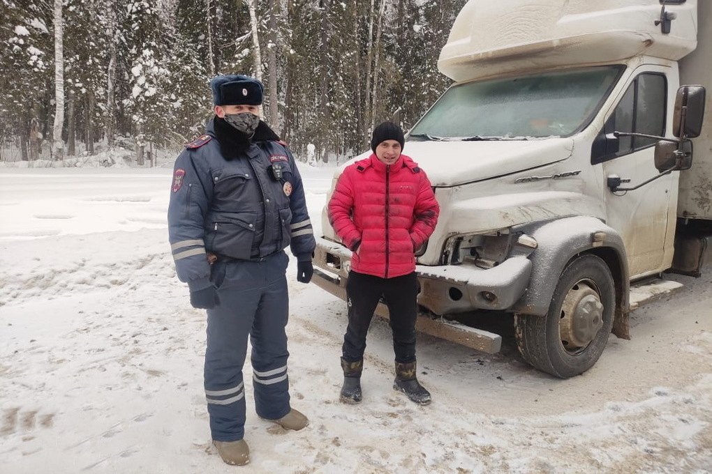 В Костромской области инспекторы ГИБДД спасли замерзающего водителя
