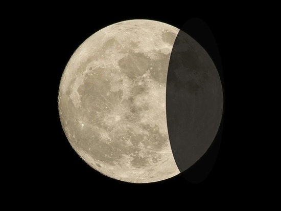 24 января лунный. Третья Луна. Луна конфликтная. Луна пробитая колом. Луна и кто живет на Луне.