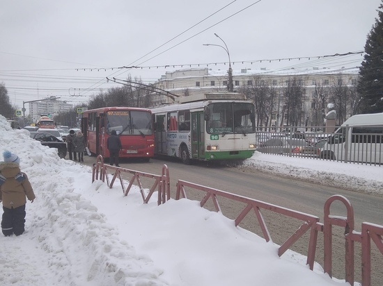 В Ярославле маршрутка и троллейбус устроили транспортный коллапс на проспекте Октября