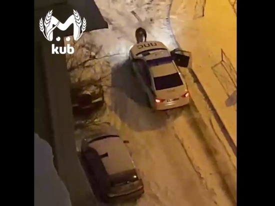 "Вы за что задерживаете Санька?!": В Краснодаре женщина вступила в конфликт с полицейскими