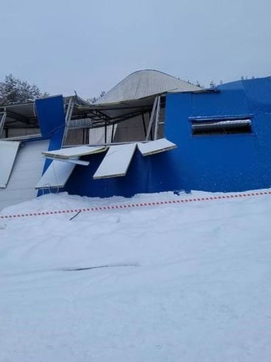 В Алзамае из-за снега обрушилась кровля каркасного хоккейного корта