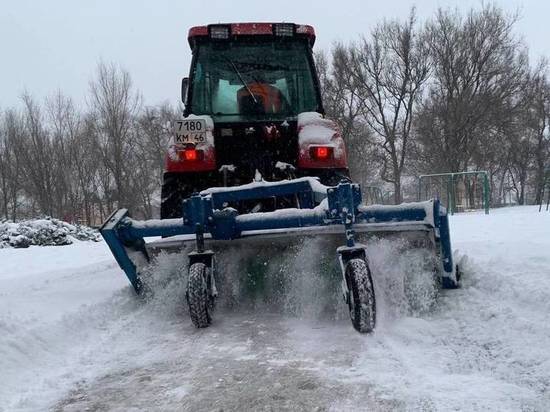 Погрязшие в снегу улицы Курска убирают 70 единиц техники