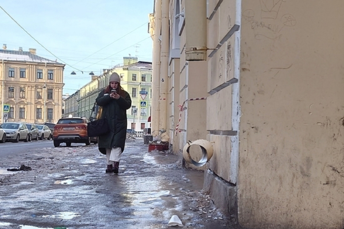 Мусорка клип. Снегопад в Петербурге. Лед в Питере. Ледяные тротуары в Питере. Лед на тротуарах Петербурга.