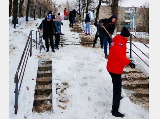 Смоленские чиновники помогают убирать снег