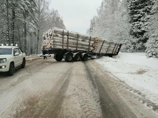  На дороге Карелии ограничено движение транспорта: ее частично перекрыл лесовоз
