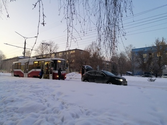 В Новосибирске машины застревают на трамвайных путях из-за перекрытой дороги