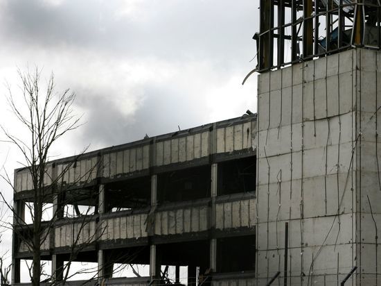 Петербургская разруха: в городской школе обвалилась штукатурка, а памятник северного модерна утопает в мусоре