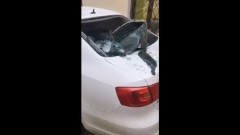 В Петербурге сосульки с крыши разгромили машину: видео автовладельца