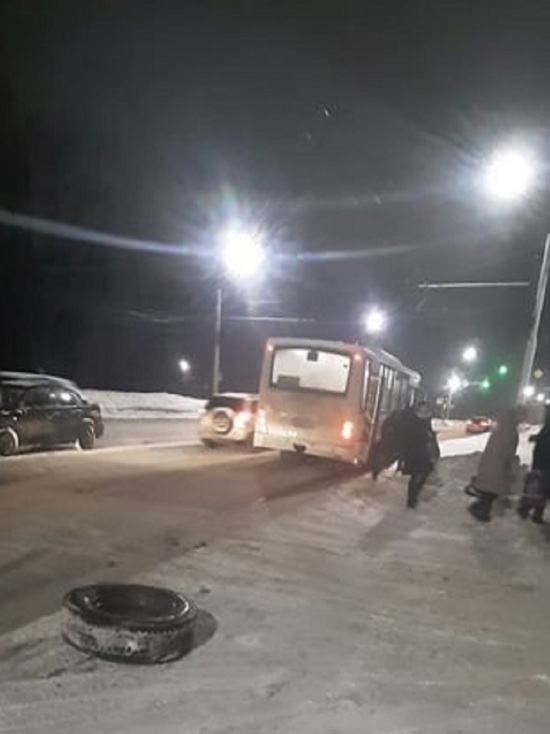 В Ярославле автобус потерял колесо на ходу