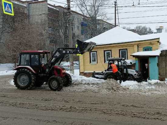 В Курске на Красной Армии снегоуборочный трактор упал на жилой дом