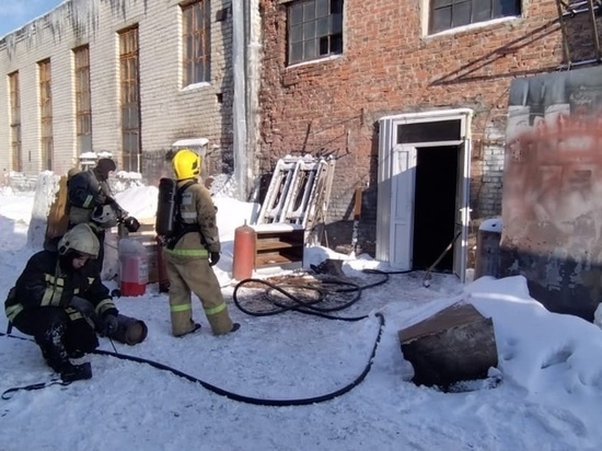 В Курске потушили пожар в кузне на улице Моковской
