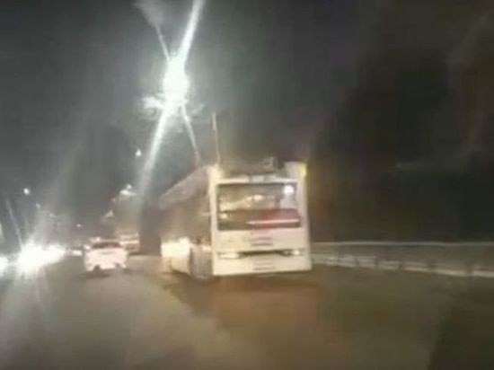 В Омске из-за обрыва линии вставали троллейбусы