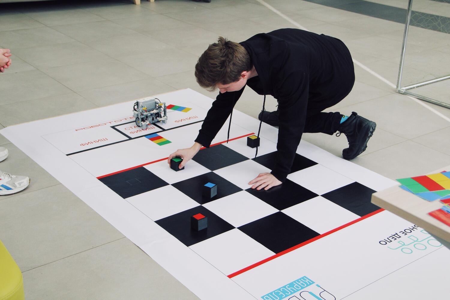 соревнования по робототехнике фото. прошли соревнования по робототехнике. кубок губернатора московской области по робототехнике. прошли соревнования по робототехнике. преподаватель робототехники.