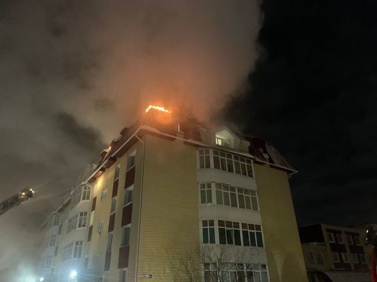 Утром 22 января в Ноябрьске загорелась крыша пятиэтажного дома на улице 8 Марта в Ноябрьске