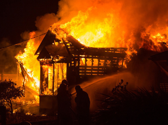 Восемь пожарных тушили нежилой дом в Тихвине ночью 22 января