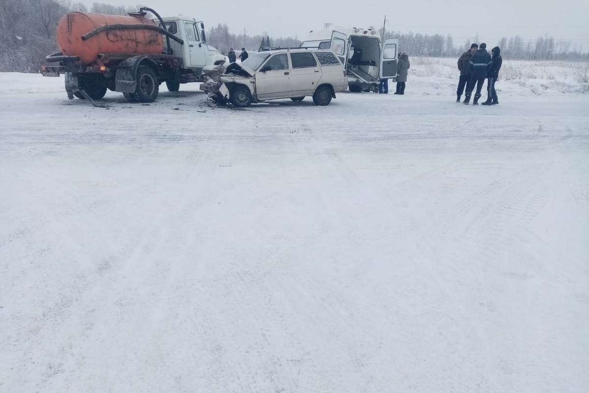 Ассенизаторская машина протаранила легковушку под Новосибирском - МК  Новосибирск