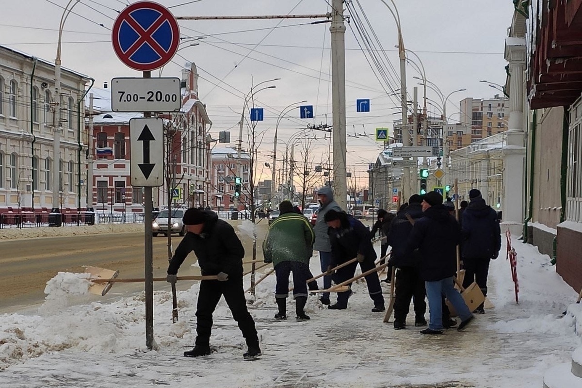 Горожане вышли на субботник по уборке снега в Тамбове - МК Тамбов