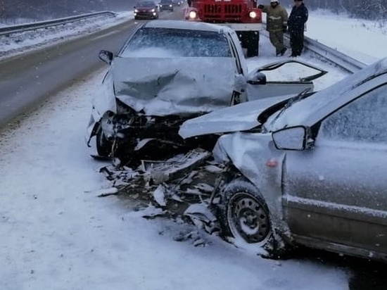 При аварии в Воронежской области водителя достали из покорёженного автомобиля