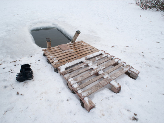 Стали известны подробности смерти женщины во время крещенских купаний на реке Оредеж