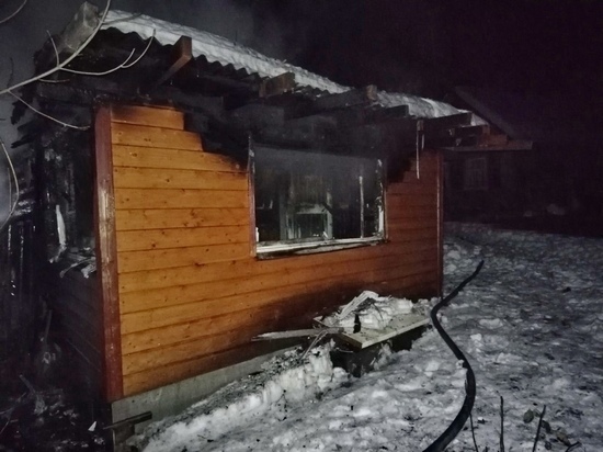 Вчера вечером в деревне Котиково смоленские пожарные тушили летний домик