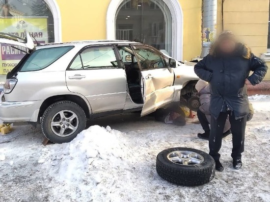 Женщина выжила после наезда неуправляемого автомобиля на тротуар в Красноярске