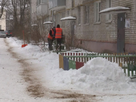 В Смоленске коммунальщики организовали мобильные бригады по уборке снега