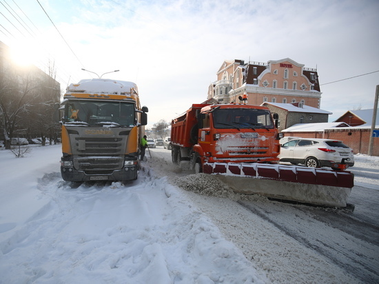 Улицы Волгограда очищают от снега более 100 машин спецтехники
