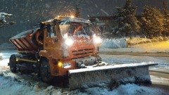 Ялту расчищают от снега: проезд в снегоуборочной машине