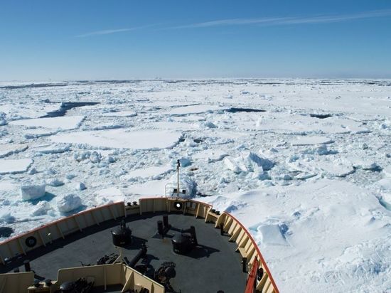 Атомный ледокол «Сибирь» поборол стихию и прибыл в порт Мурманска