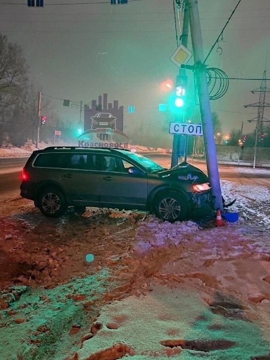 На улице Семафорной водитель Volvo въехал в столб и сбежал в Красноярске