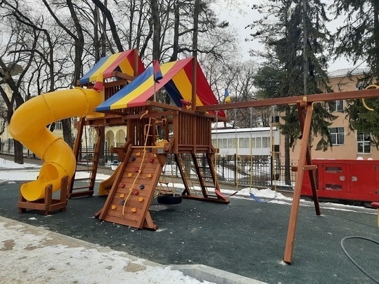 В Кисловодске на обновленном проспекте Ленина появилась детская площадка