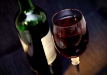 Согласно новому исследованию, красное вино защищает от коронавируса