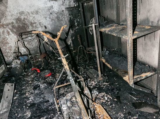 Владельцы пяти гаражей в Мурманске лишились личных вещей из-за пожара