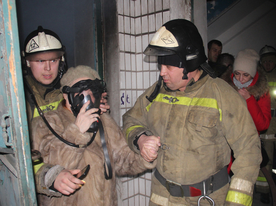 Пожарные МЧС ДНР спасли из горящей квартиры четверых жильцов