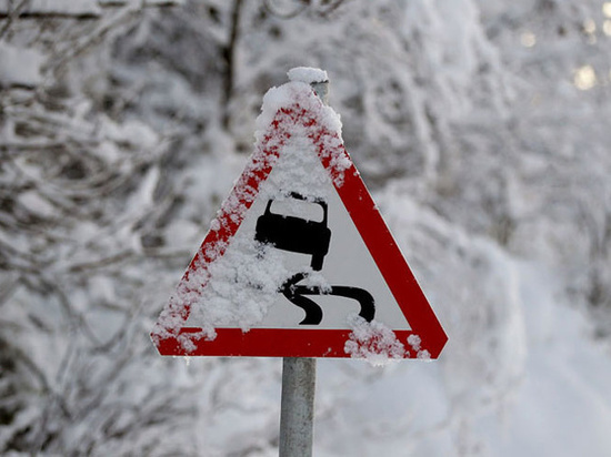  Отказаться от длительных поездок во время снегопадов призвали псковичей в МЧС