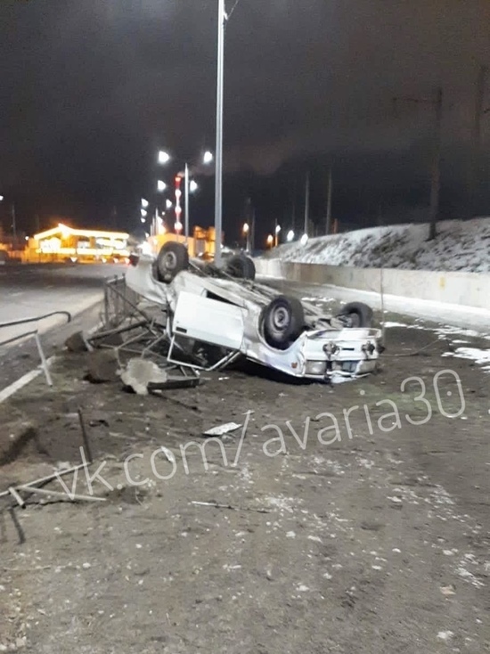 В Астрахани перевернулся автомобиль