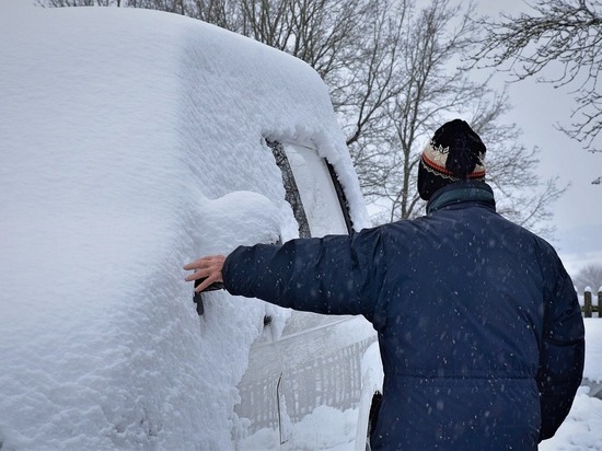 Жительницу Кузбасса возмутило обилие снега на подходе к пешеходному переходу