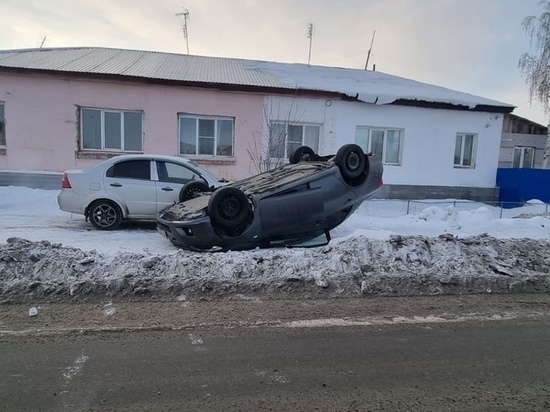 В Троицке перевернувшаяся на крышу иномарка врезалась в припаркованный автомобиль