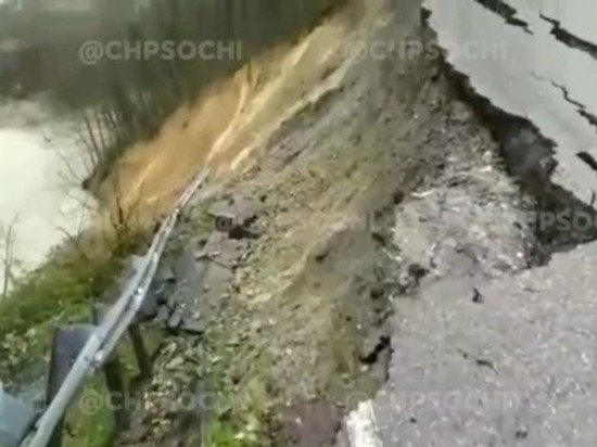 В Сочи оползни разрушили две дороги
