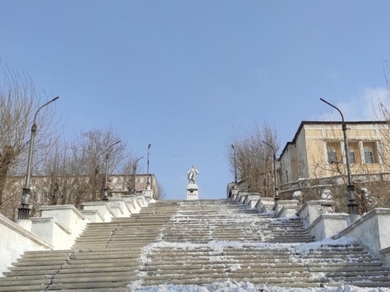 В Улан-Удэ ликвидировали стихийную «ледовую горку» на ДК ЛВРЗ