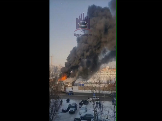 Шиномонтажка загорелась на улице Судостроительной в Красноярске