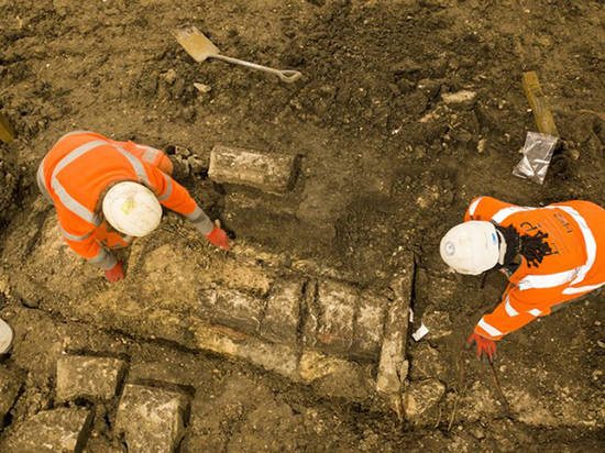 Британские археологи сбиты с толку «необычным» скелетом, который был обнаружен при раскопках древней церкви на будущем месте строительства высокоскоростной магистрали