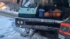 В Хабаровске автокран врезался в рейсовый автобус: видео