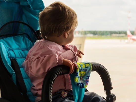 Авиакомпания Ямала начала бесплатно брать на борт детские коляски