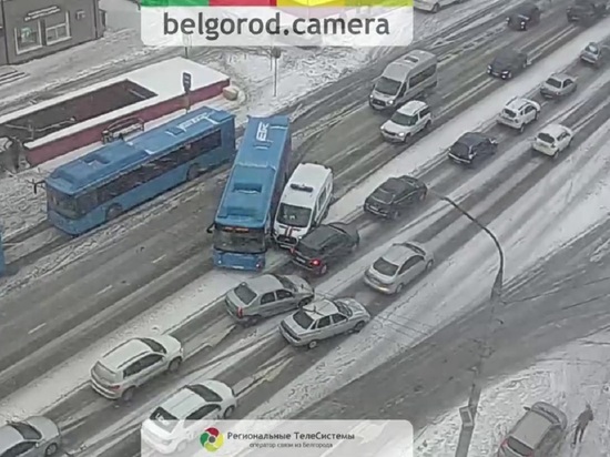 На остановке "Родина" в Белгороде произошло ДТП с пассажирским автобусом