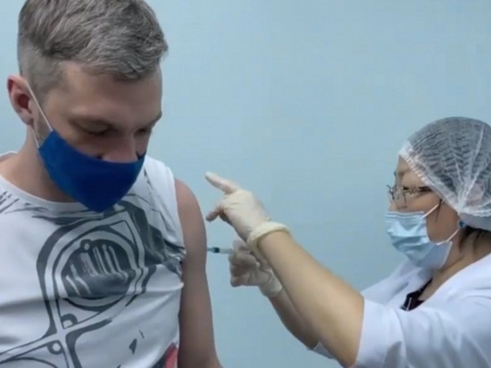 В Улан-Удэ актеры Русского драмтеатра повторно сделали прививки от ковида